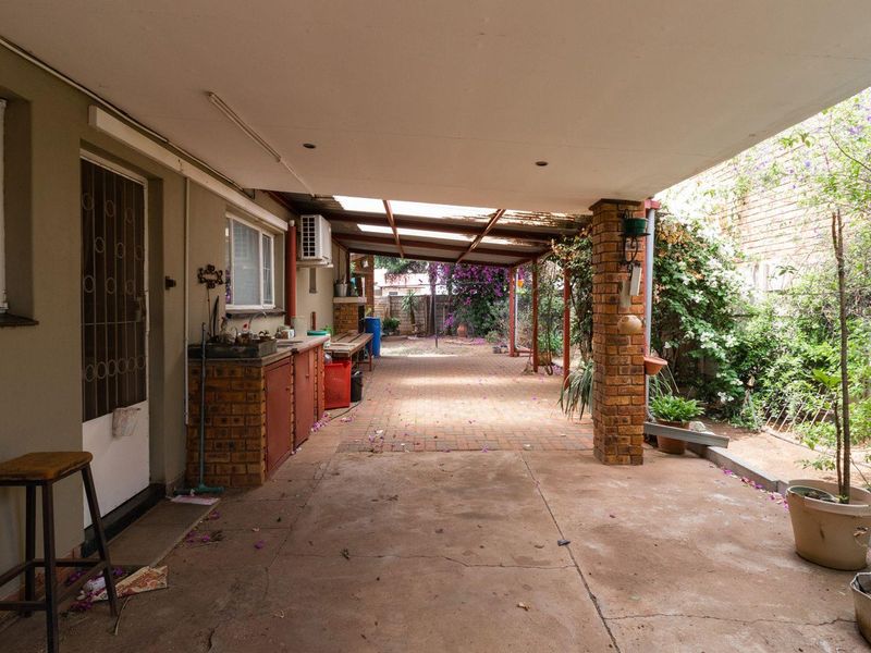 Charming Facebrick home in Mackenzie Park - Photo 8