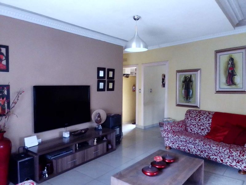 Spacious Family Living in a Secure Suburban Setting - Photo 7