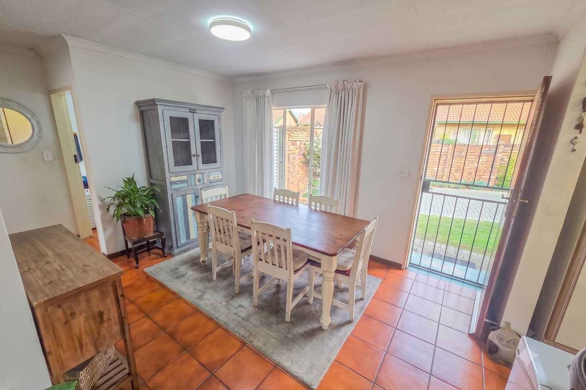 2 Bedroom Townhouse For Sale in Die Wilgers - Photo 2