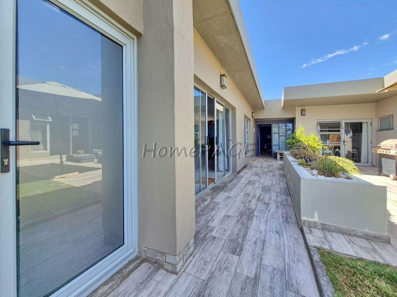 Meersig, Walvis Bay:  5 Bedr home with flat potential and pool is for Sale - Photo 2