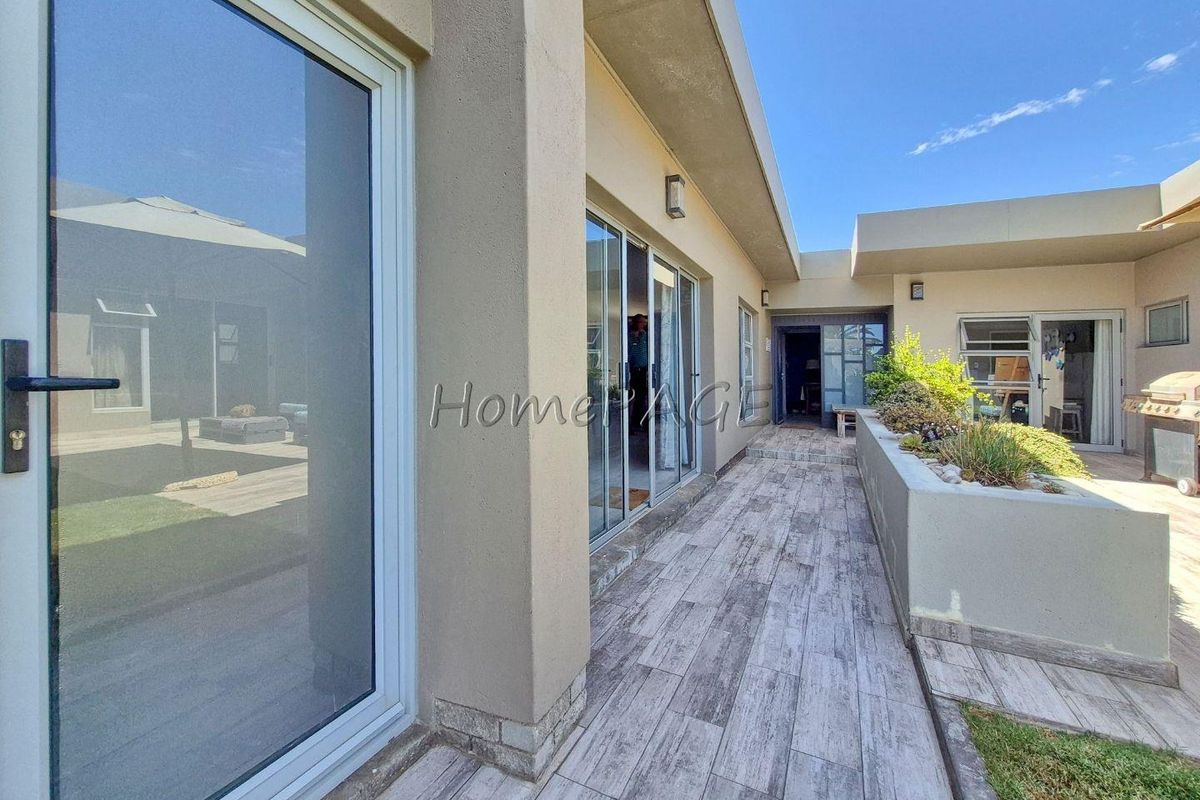 Meersig, Walvis Bay:  5 Bedr home with flat potential and pool is for Sale - Photo 2