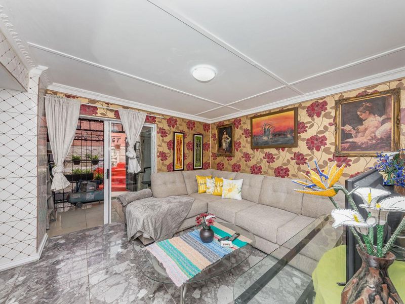 Renovated Two Bedroom Home - Photo 5