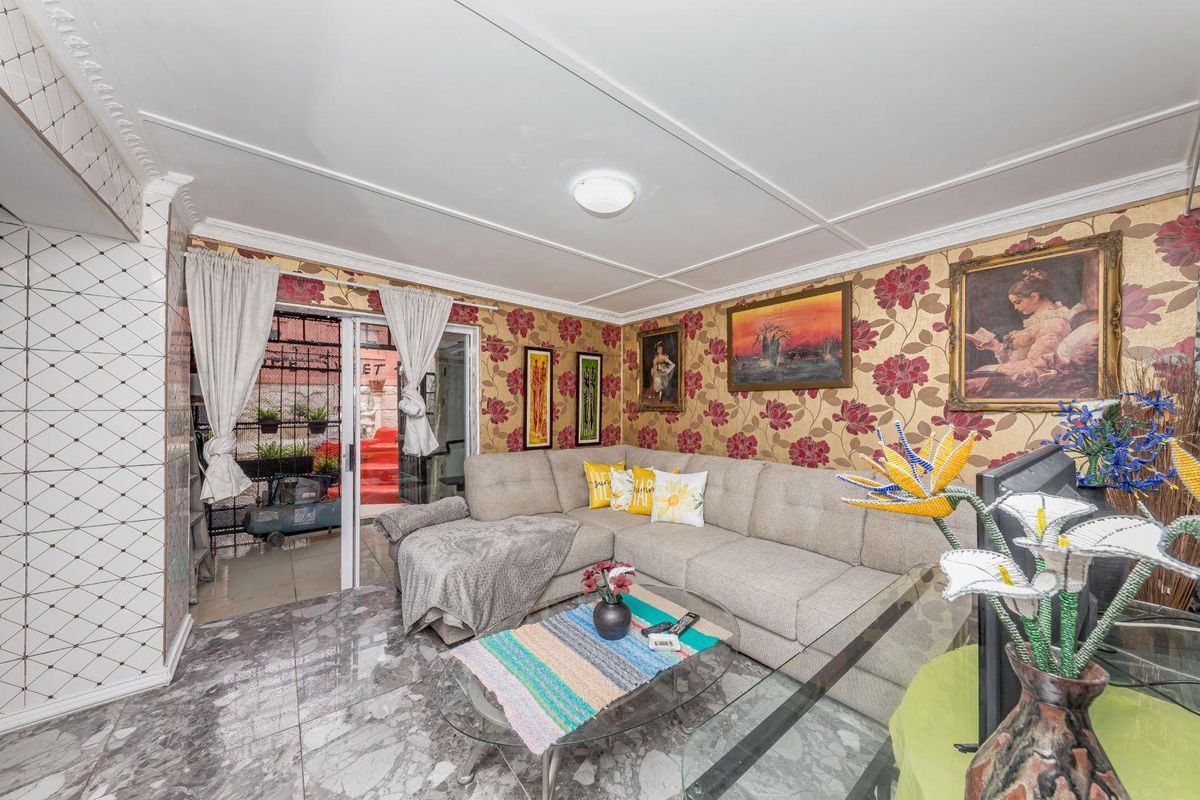 Renovated Two Bedroom Home - Photo 5