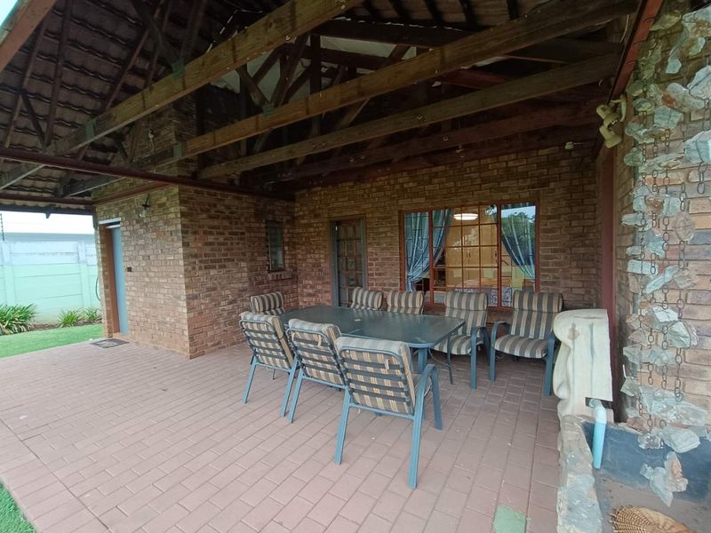 ZWARTKOP CENTURION - 4 BEDROOMS - STUDY - 3 LIVING AREAS - Photo 4