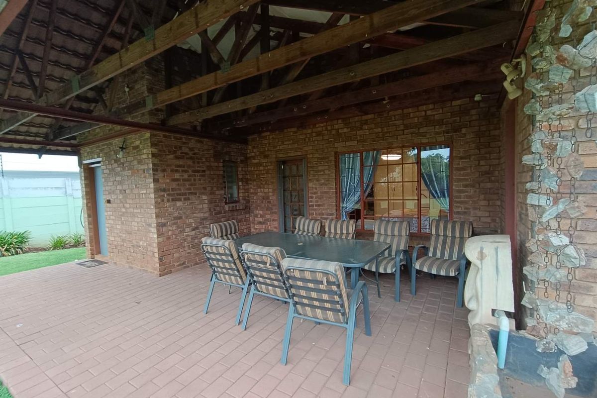 ZWARTKOP CENTURION - 4 BEDROOMS - STUDY - 3 LIVING AREAS - Photo 4