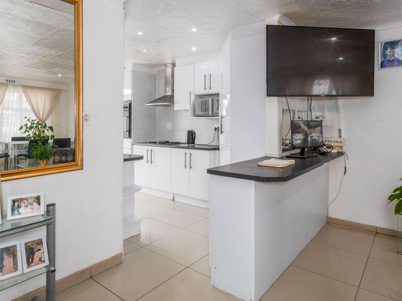 Warmth, Style, and Effortless Entertaining in the Heart of Strandfontein. - Photo 5
