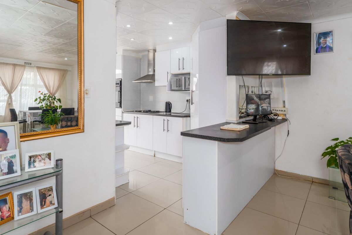 Warmth, Style, and Effortless Entertaining in the Heart of Strandfontein. - Photo 5
