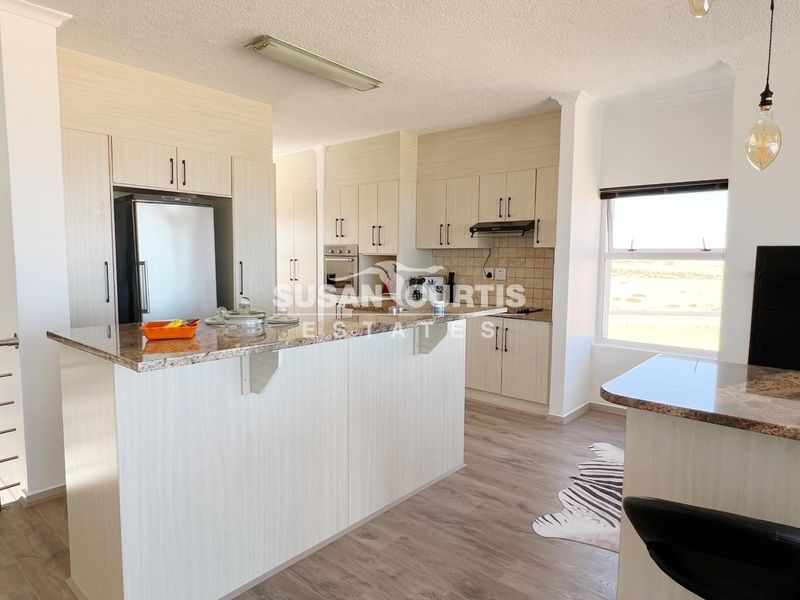 Live by the Sea: Modern Penthouse with Ample Living Space - Photo 5