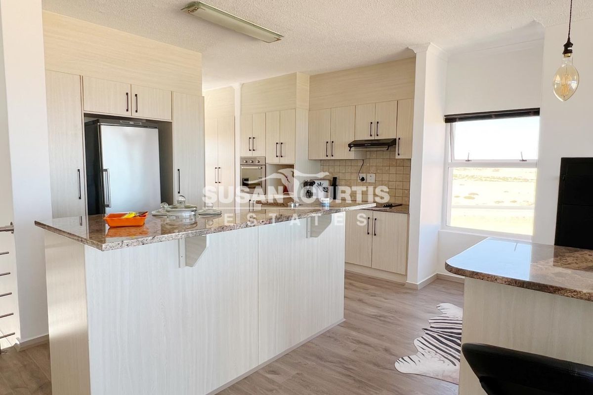 Live by the Sea: Modern Penthouse with Ample Living Space - Photo 5