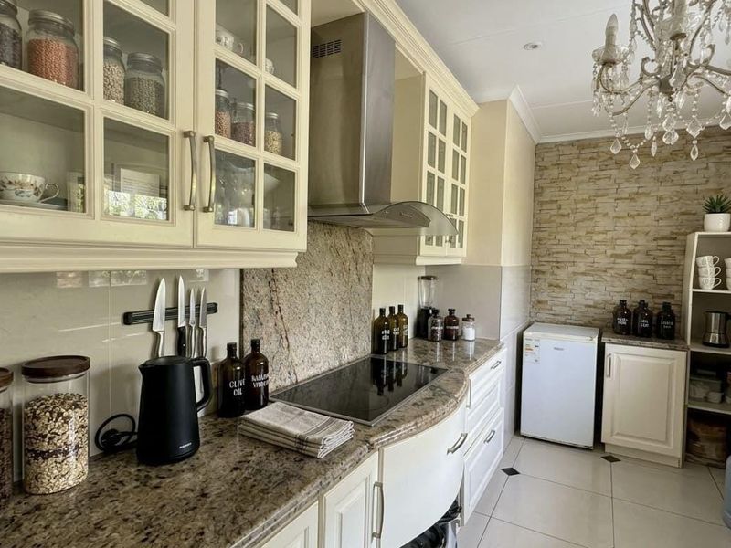 Spacious Family Home for Sale in Oak Park - Photo 4