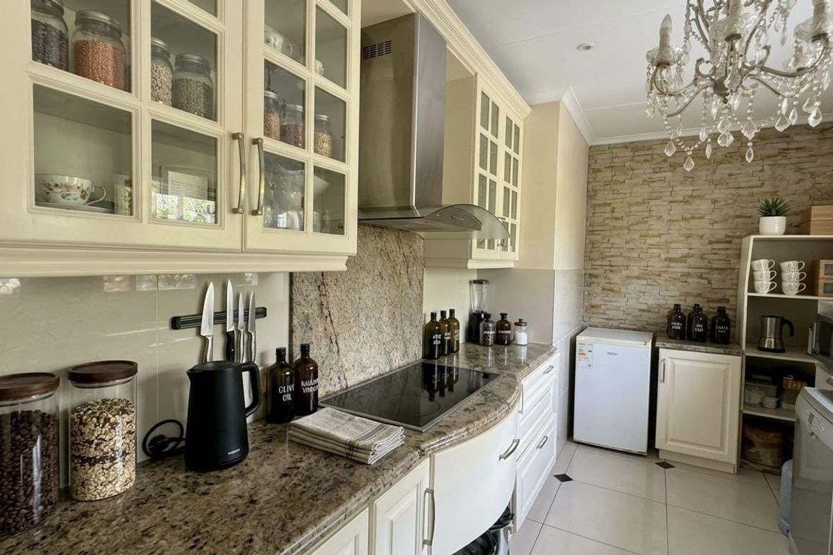 Spacious Family Home for Sale in Oak Park - Photo 4