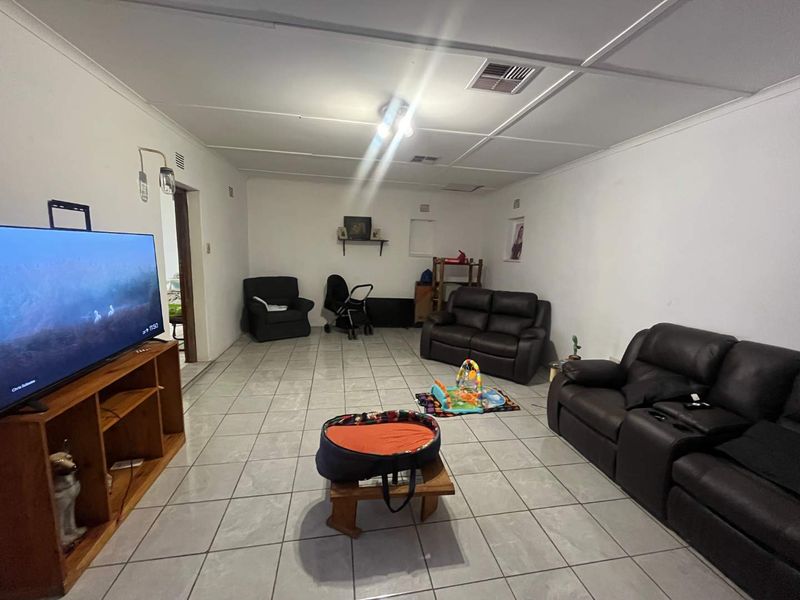 Versatile 4-Bedroom Family Home with 2 Income-Generating Flats – Upington - Photo 3