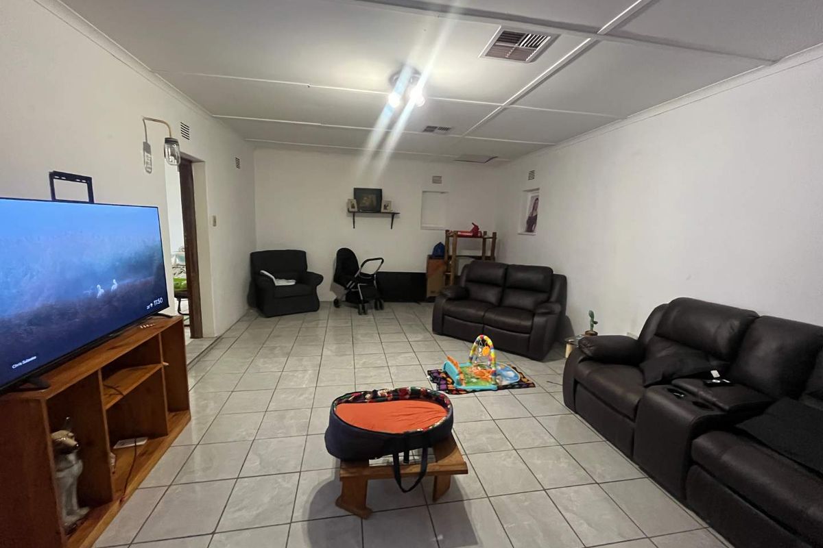 Versatile 4-Bedroom Family Home with 2 Income-Generating Flats – Upington - Photo 3