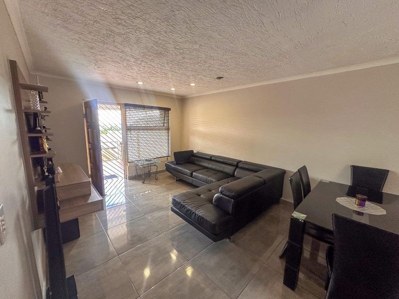 Modern 2-Bedroom Townhouse with Patio and Private Courtyard in Rangeview in Cosmos Complex - Photo 2