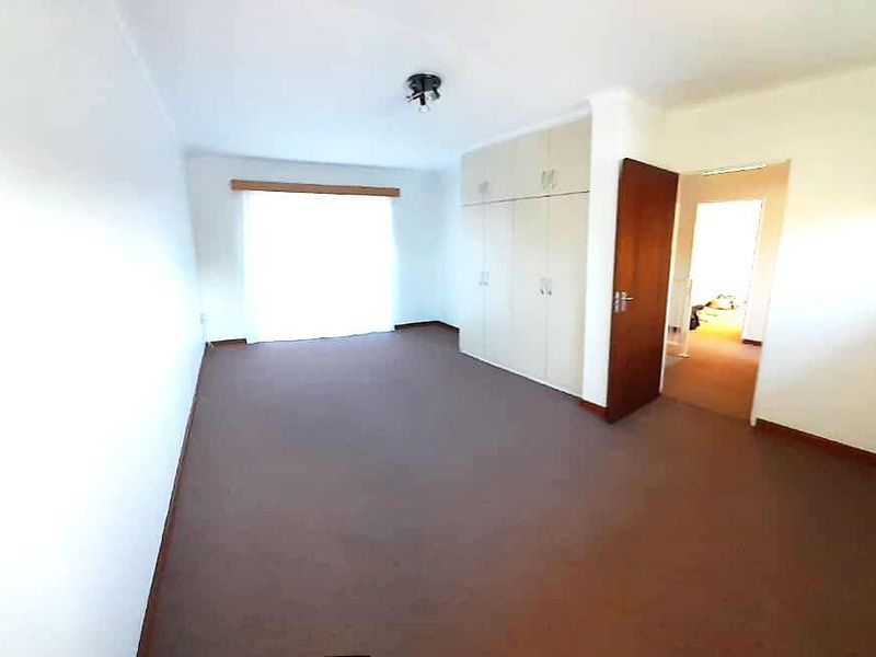 SPACIOUS TOWNHOUSE SET IN A SECURE COMPLEX - Photo 9