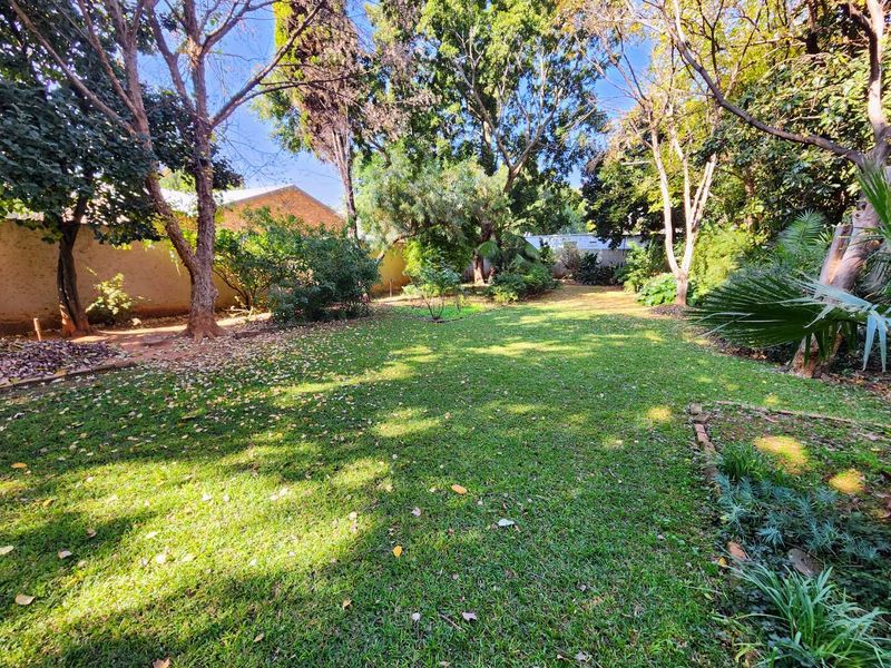 Charming Riviera Classic with Large Established Garden - Photo 3