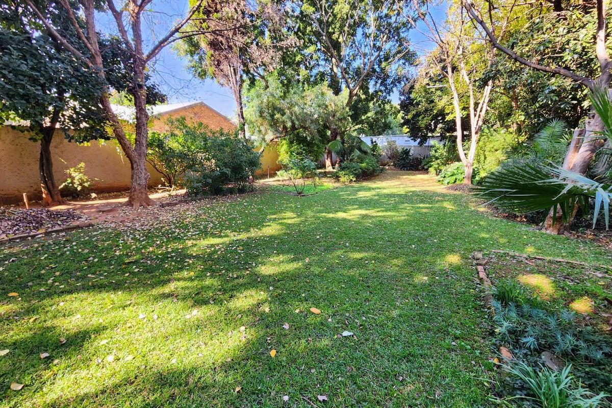 Charming Riviera Classic with Large Established Garden - Photo 3