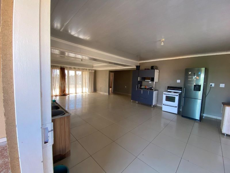 Spacious 3-Bed Home with Double Garage in Empumelweni - Photo 7