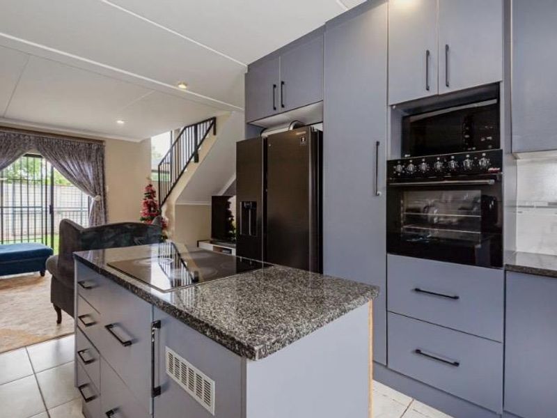 4 Bedroom House for Rent - Photo 4