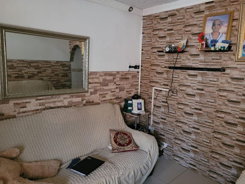 2 Bedroom House for sale in Montford - Photo 2