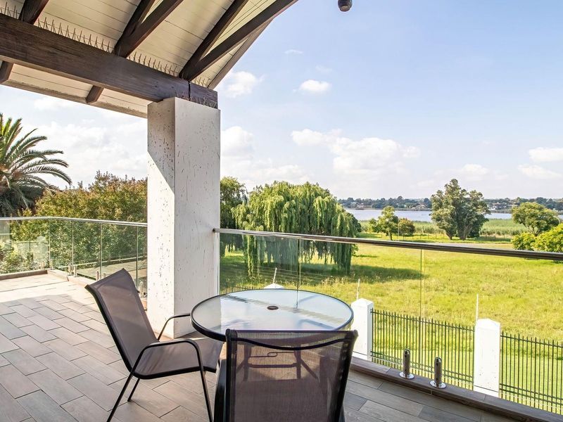 Distinguished Family Residence with Panoramic Views, Flatlet & Solar Power - Photo 2