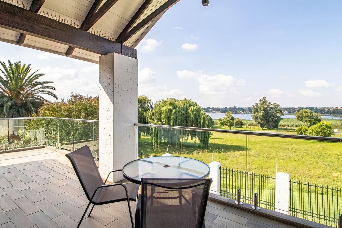 Distinguished Family Residence with Panoramic Views, Flatlet & Solar Power - Photo 2