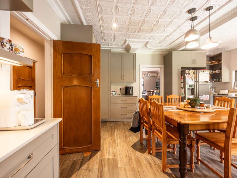 Beautifully Renovated Family Home in Waterkloof — R4,400,000 - Photo 9