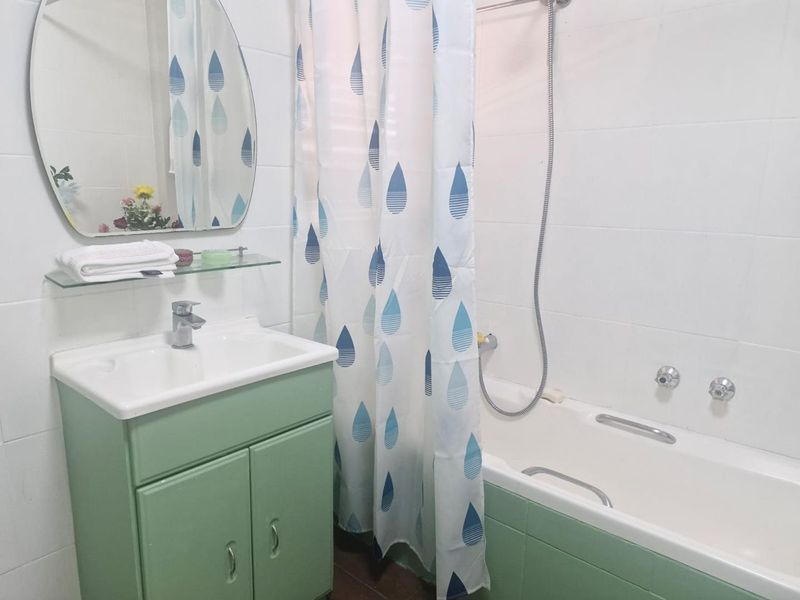 Spacious 1 Bedroom Top floor apartment in secure complex - Photo 9