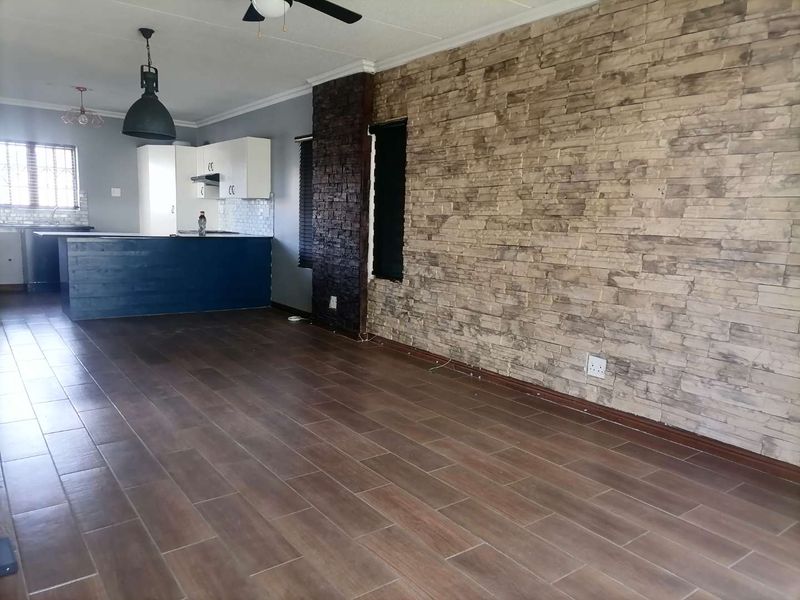 **Charming 2-Bedroom Townhouse with Modern Amenities** - Photo 3