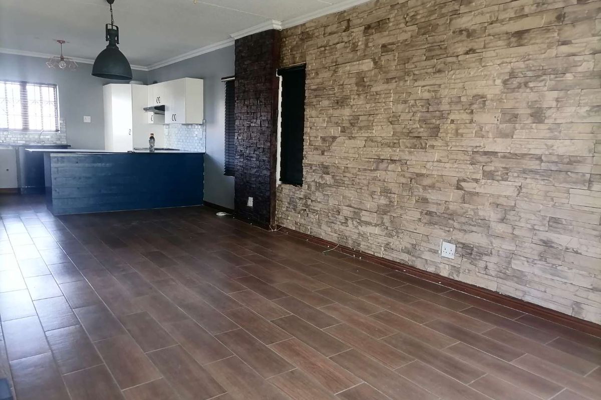 **Charming 2-Bedroom Townhouse with Modern Amenities** - Photo 3
