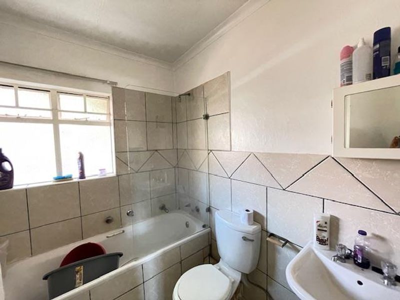 Neat 2-Bedroom Apartment for Sale in Clarina - Photo 10