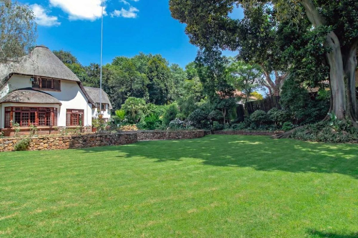 Stately Family Residence in Prime Melrose. - Photo 4