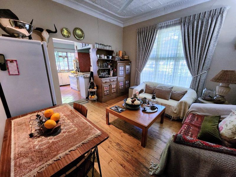 Charming Riviera Classic with Large Established Garden - Photo 8
