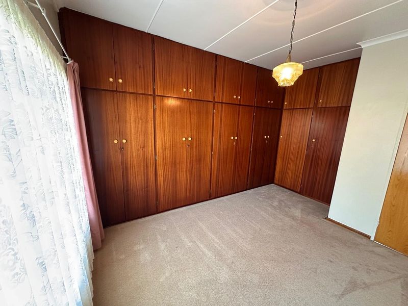 5 BEDROOM HOME WITH AMAZING FEATURES - Photo 5