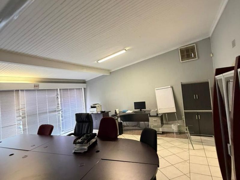 Office Building To Let — Luxury Hill, Klein Windhoek - Photo 9