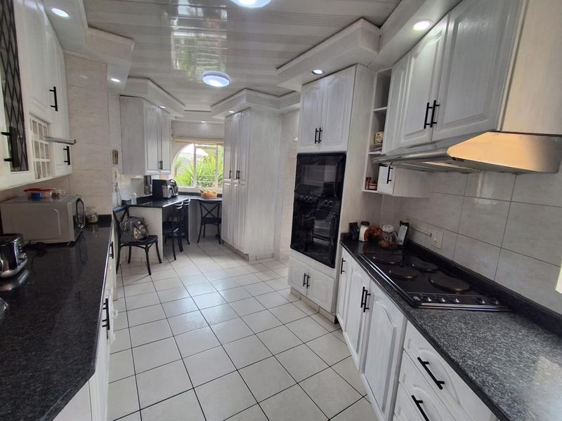 FAMILY HOME IN SECURED AREA IN BASSONIA - Photo 3