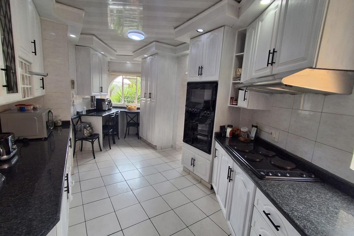 FAMILY HOME IN SECURED AREA IN BASSONIA - Photo 3