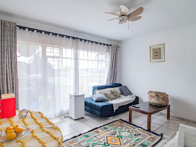 Charming First-Floor Unit: Comfort Meets Convenience! - Photo 3