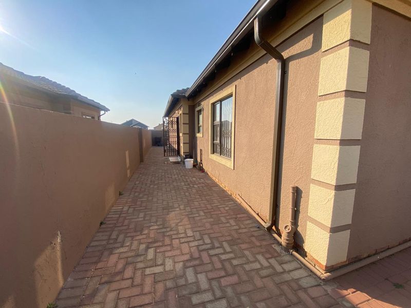 Three Bedroom Home for Rent - Photo 4