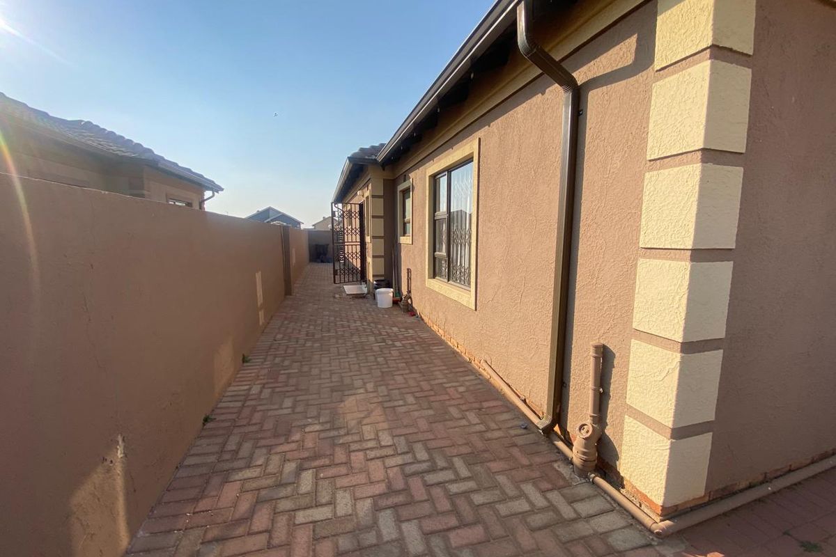 Three Bedroom Home for Rent - Photo 4