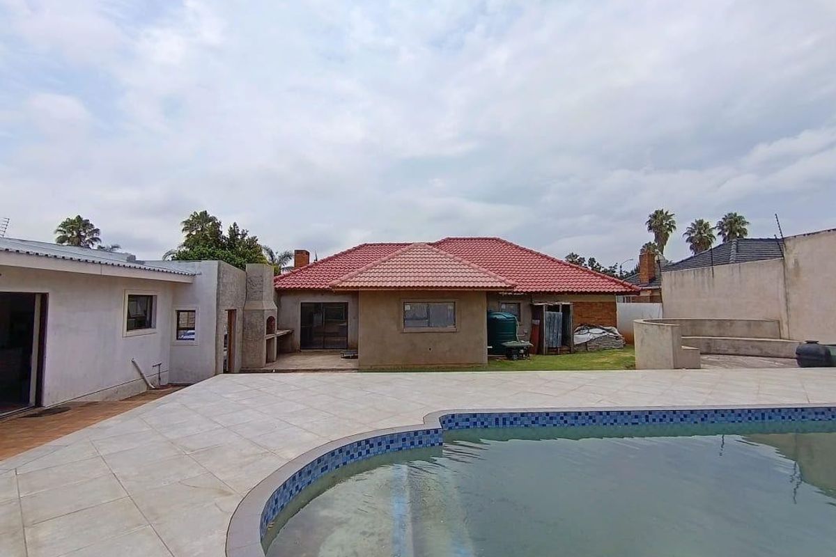 Prime Position Family Home & Modern Cottage - Photo 3