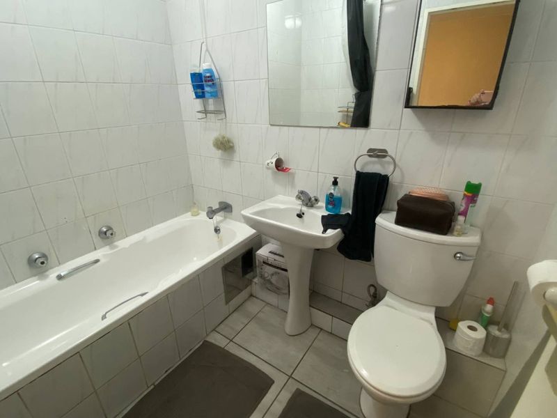 1 Bedroom Apartment / Flat for Sale in Waterkloof Ridge. - Photo 7