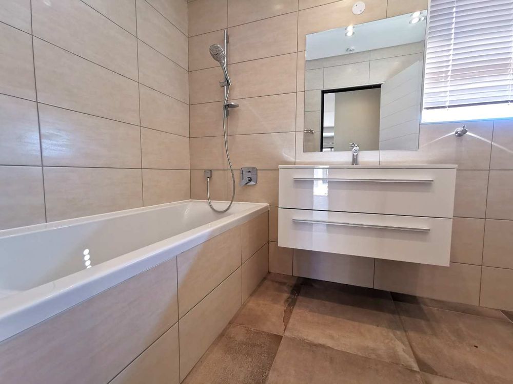 FLAT - BATHROOM WITH BATHTUB