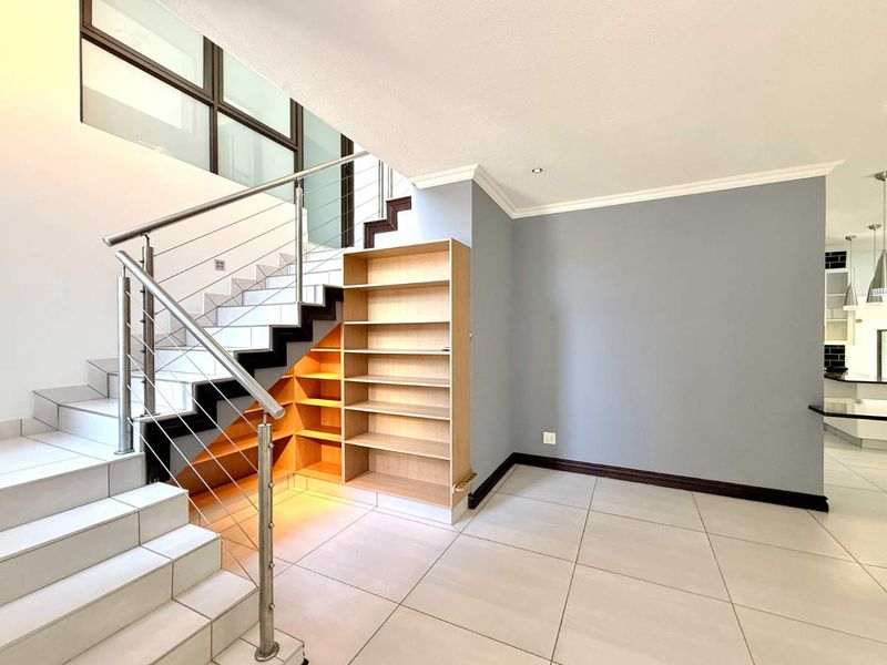 Spacious double-storey home located in Olympus - Photo 6