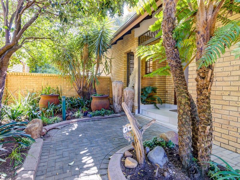 WORTHY OF THE PAGES OF GARDEN AND HOME... with solar and water solutions too! - Photo 6