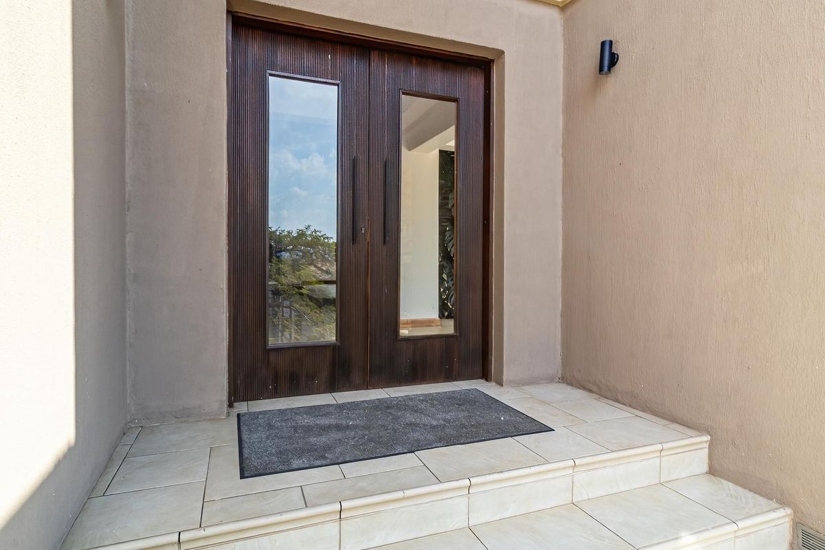 Expansive Luxury Living with Breathtaking Elevated Views - Photo 4