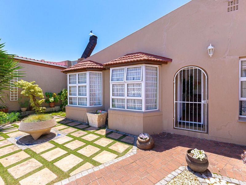 Charming 3-Bedroom Family Home in a Lovely, Quiet Pocket - Photo 2