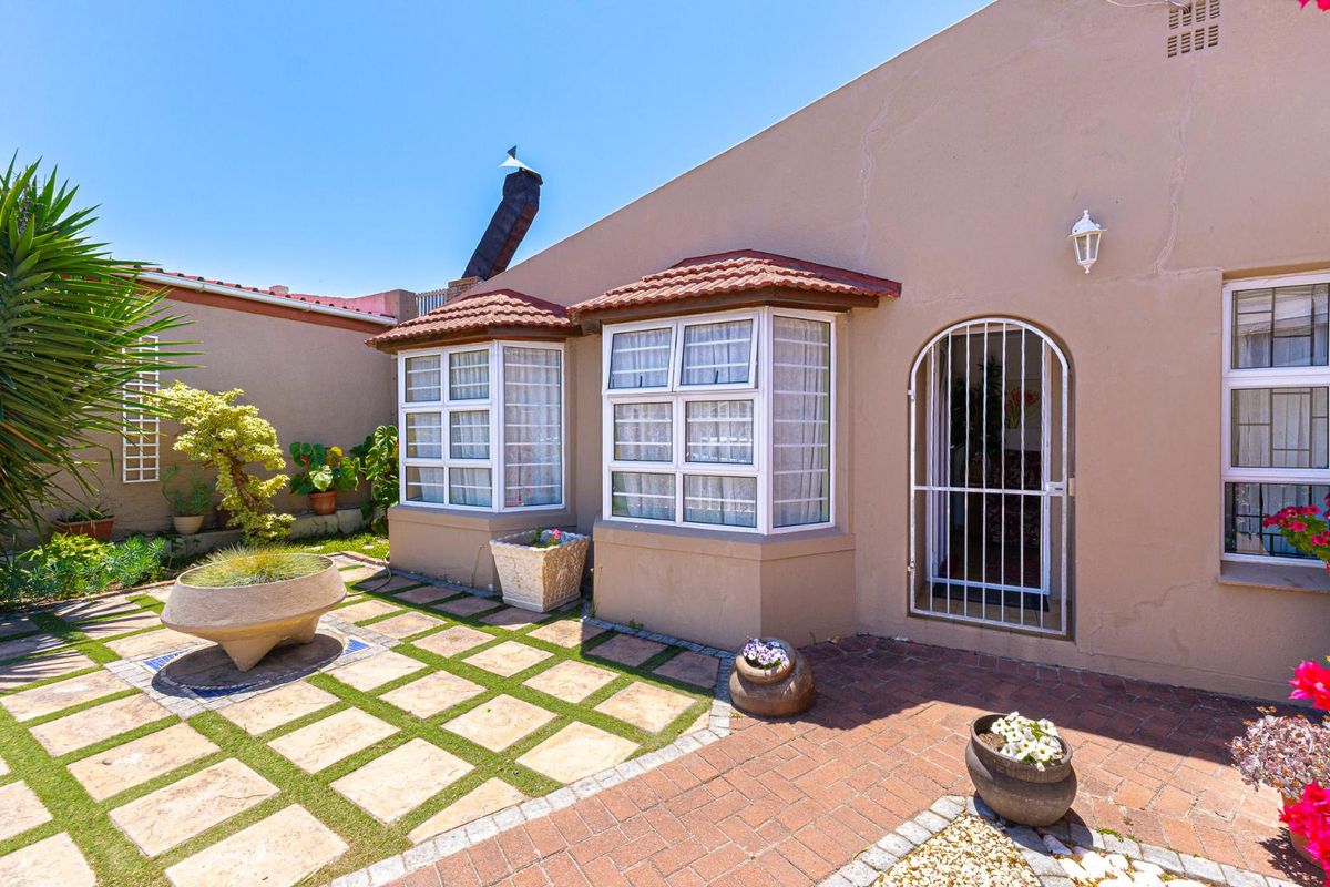 Charming 3-Bedroom Family Home in a Lovely, Quiet Pocket - Photo 2