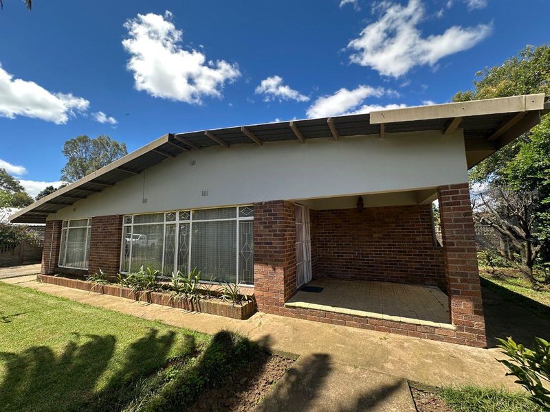 Cozy 4 Bedroom Glencoe Home for sale - Photo 2