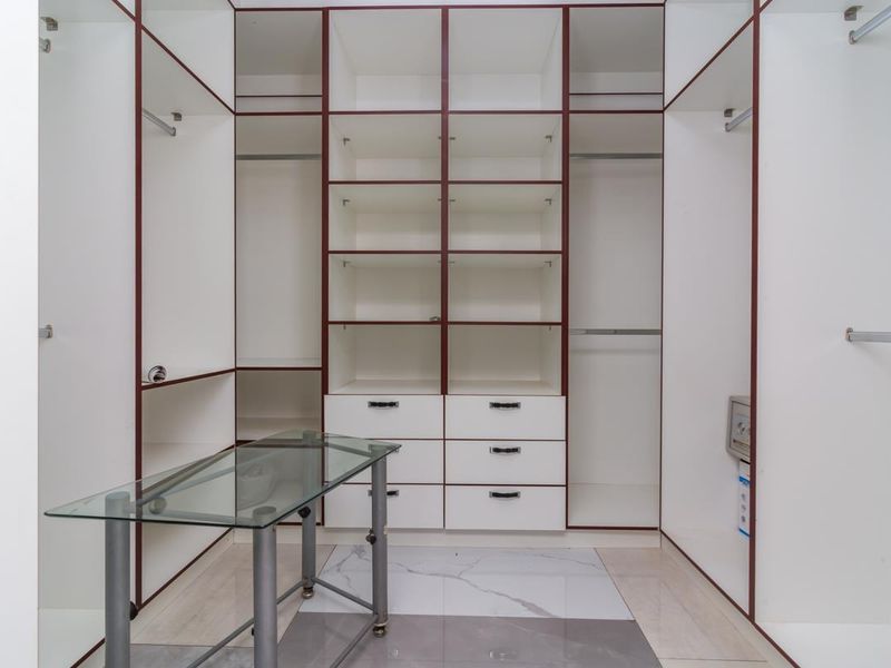 Spacious 4-Bedroom Family Home with Extensive Outbuildings and Modern Amenities - Photo 7